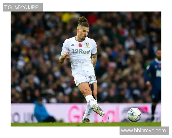 足球明星在比赛中意外撞上门柱引发全场惊呼与热议